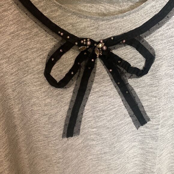 LOFT Jeweled Bow M Tee - Picture 2 of 5